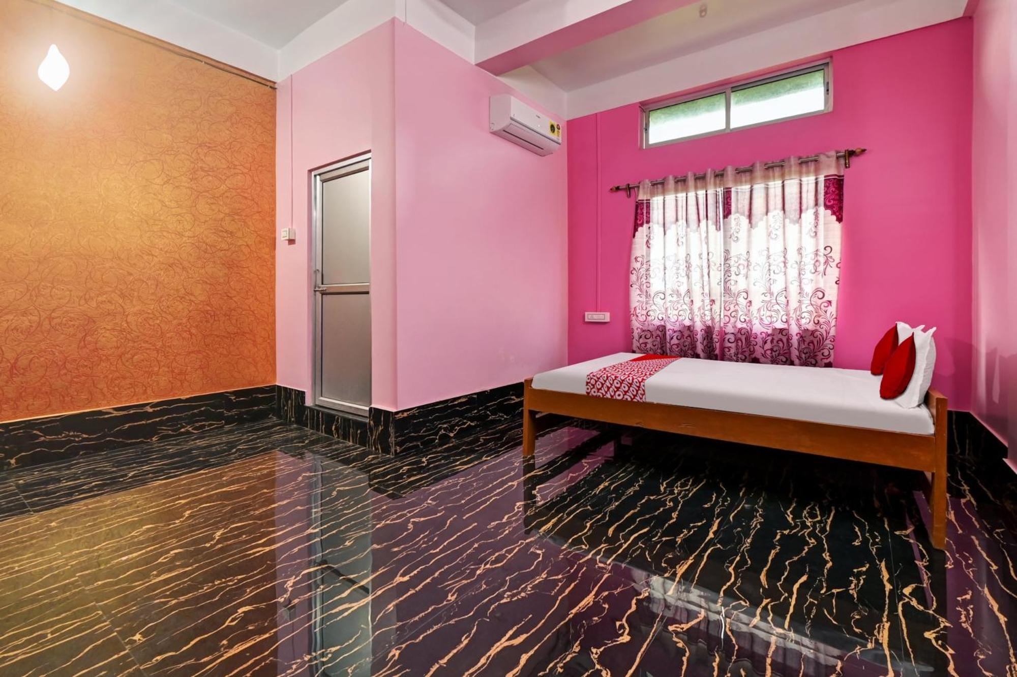 Oyo Flagship The Brahmaputra Homestay Guwahati Eksteriør billede